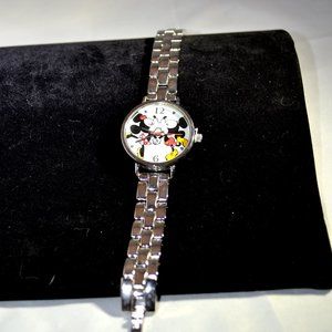 Minnie kissing Mickey chain Disney Watch